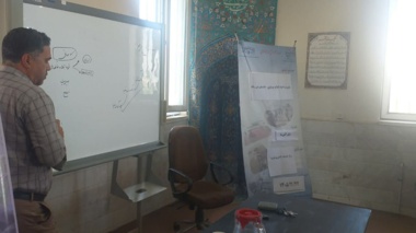 حضور محقق مرکز تحقیقات در میان کشاورزان قمرود پیرامون مدیریت و اصلاح خاکهای شور